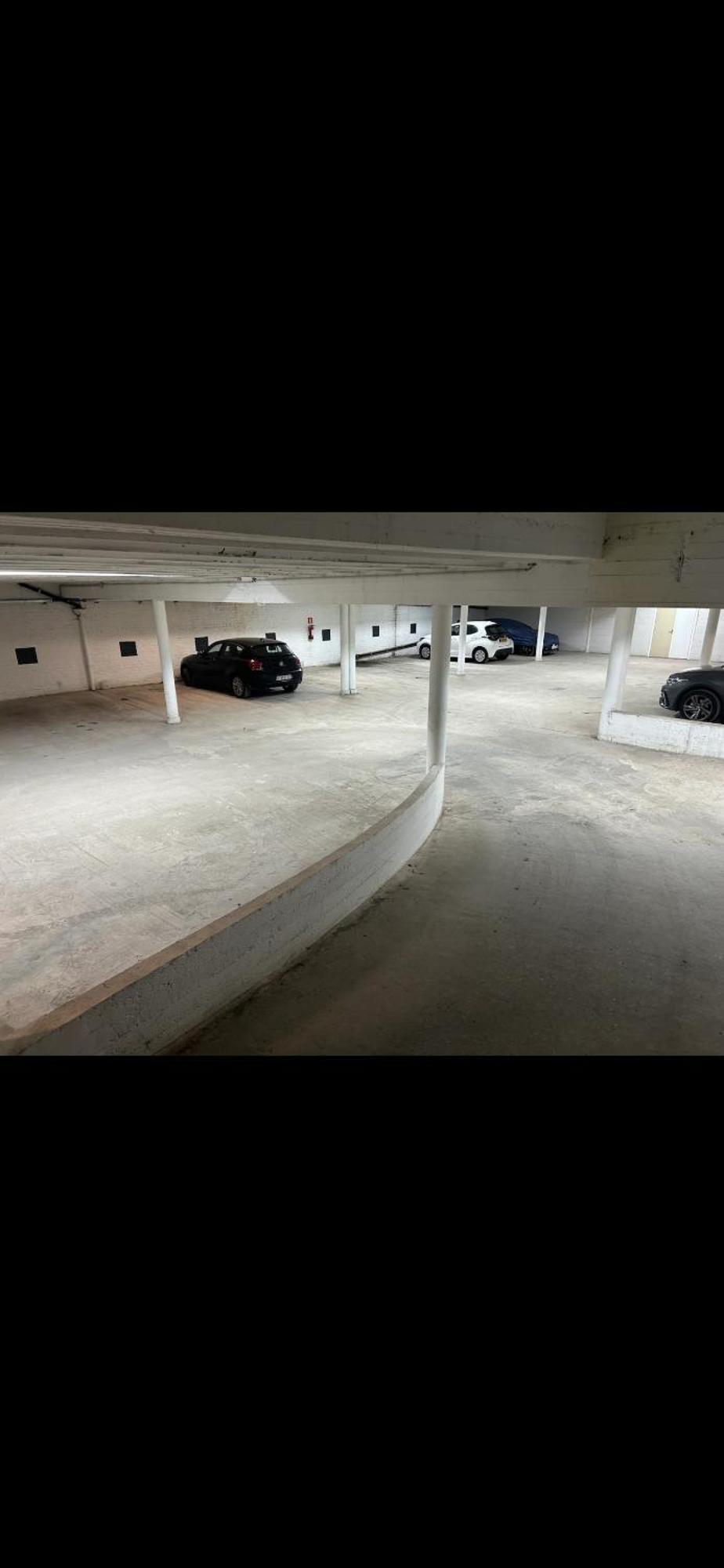 Spacieux Avec Terrasse Et Garage Prive * Brüssel